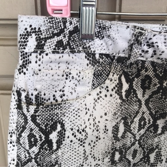 D Jeans  Denim Skirt Sz12 Snake Print Zip Front Short Very Cute - Picture 5 of 10